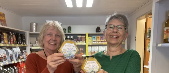 Marianne Turner (links) und Elisabeth Engel vom Eine-Welt-Laden hoffen auf Käufer. - © Cordula Gröne