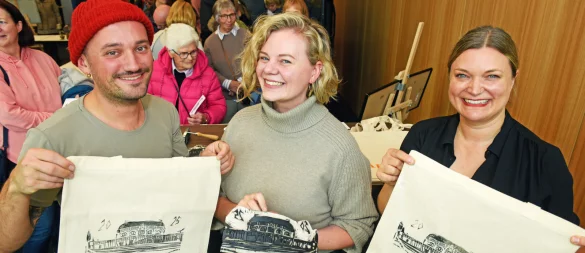 Bedrucken Taschen zur Kurhaus-Sonderausstellung: (von links) Christopher Busche, Celia Kaspar und Sonja Beinlich. - © Nicole Ellerbrake