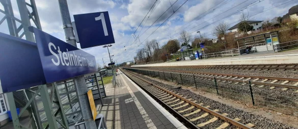 Die S5 von und nach Hannover hält auch im Steinheimer Bahnhof. Mitte August ist für die Reisenden hier allerdings auf der Schiene Endstation - stattdessen ist müssen sie in Busse umsteigen. - © David Schellenberg