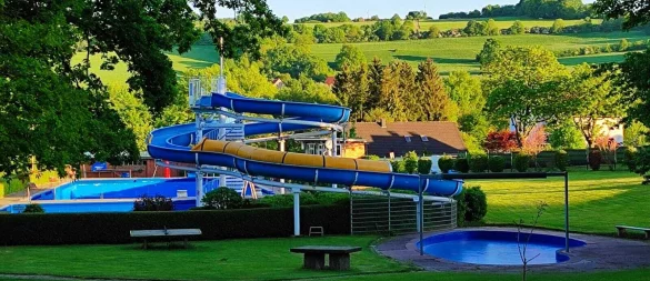Das Bad Meinberger Waldbad heute. Die große Rutsche existiert erst seit 2003. Sie stammt von einem Hotel-Pool in Rostock. - © Förderverein Freibad Bad Meinberg