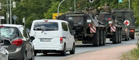 Militärkolonne in Hameln: Am Fort Luise biegen 10 Fahrzeuge, darunter 3 Radpanzer, auf die Bundesstraße 1 ab. - © Ulrich Behmann