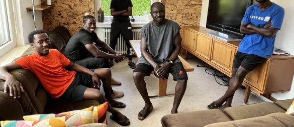 In ihrem neuen Lemgoer Wohnzimmer fühlen sich die Ghanaer (von links) Emmanuel Bilson, Joseph Tetteh, Nana Kojo Odoi, Patrick Otori Andoh und Maxwell Dumenyo wohl. - © Till Brand