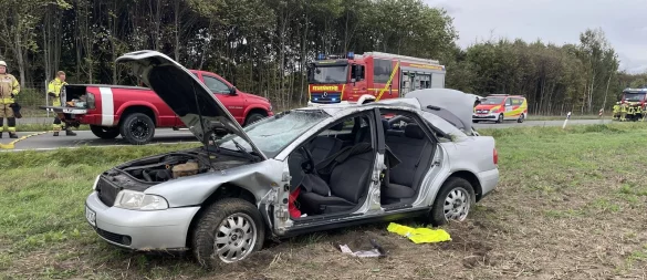 Der Wagen landete nach einem Überschlag auf einem Acker. - © Die Blaulichtreporter