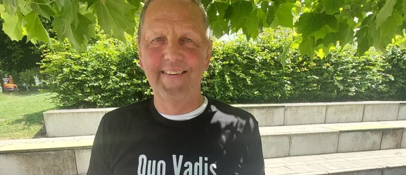 Heinz Bröcker wurde von den Kollegen mit Geschenken überhäuft, auch mit extravaganten T-Shirts für den bekennenden Musikliebhaber. Foto: Christian Landerbarthold - © Christian Landerbarthold