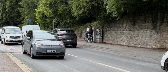 Radfahrer Stefan Kruel (hinten) versucht die Friedrich-Ebert-Straße zu überqueren, damit er auf dem Unteren Weg in Richtung Heiligenkirchen weiter fahren kann. Das Verkehrsaufkommen ist hoch. - © Jan Schillmann