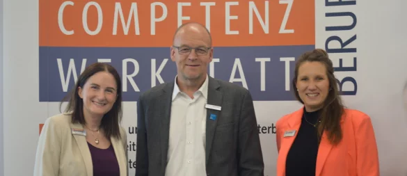 Agata Dybala (links), Stefan Susat (Vorstand des Jobcenters Lippe), und Anna-Lena Grabbe (Qualitätsmanagementbeauftragte der CW-B). - © CompetenzWerkstatt Beruf