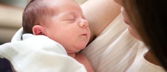 Der hebammengeleitete Kreißsaal soll werdenden Müttern eine entspanntere Atmosphäre mit der Betreuung durch erfahrene Hebammen bieten. Im Ernstfall sind Ärzte & Co. schnell auch zur Stelle. - © Pixabay