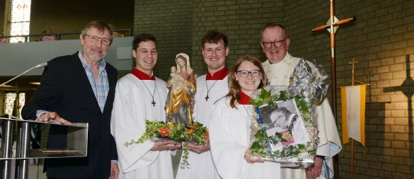 Beliebt: Das Gemeindemitglied Johannes Hollenhorst (v.l.) und die Messdiener Cai, Lukas und Sarah gratulierten Vikar Markus Henke im vergangenen Jahr zum Priesterjubiläum. - © Markus Schumacher