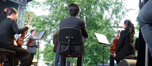 Bürgerpark, 200 Gäste und ein Streichquintett mit Moderator Axel Berndt, Professor für Modellierung vernetzter virtueller Datenräume im Bereich Musik (links im Bild) - alles in allem ein Experiment. - © Axel Bürger