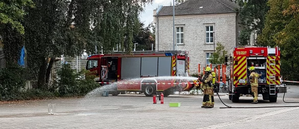Mit Wasser macht die Feuerwehr das Natrium unschädlich. - © Feuerwehr Detmold