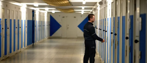 Ein Blick in die JVA Herford: Ein Justizvollzugsbeamter bei der Arbeit auf dem Gefängnisflur. - © Andreas Frücht/Symbolfoto