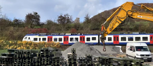Die Vorbereitungen für den Bau der Lärmschutzwände sind abgeschlossen: Zwischen Thal und Löwensen wurde ein Lagerplatz für Material eingerichtet. - © Hans-Ulrich Kilian