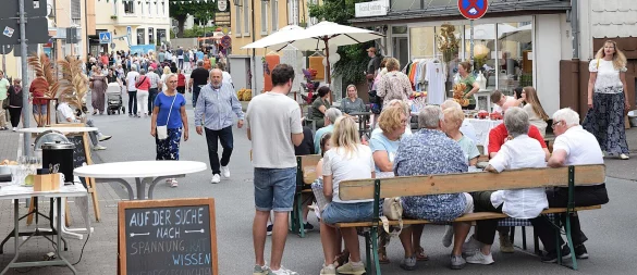 Überall in der Stadt sind Tische und Stühle aufgebaut worden. Schnell kommen die Besucherinnen und Besucher hier ins Gespräch. - © Karin Prignitz