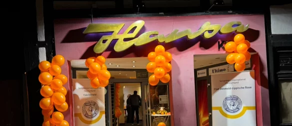 Das Hansa Kino Lemgo erstrahlt zu den Orange Days in orange. - © Soroptimist Club Detmold-Lippische Rose