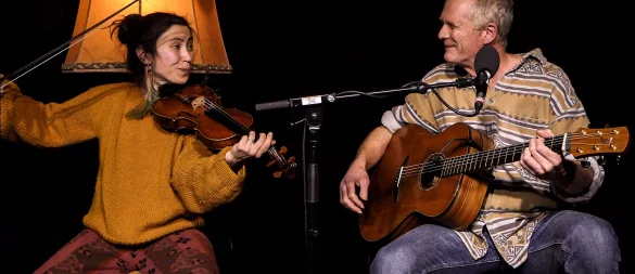 Musizieren im Blomberger Schweigegarten: Nehir Keskin-Korten und Robby Ballhause. - © Bildrechte: Robby Ballhause
