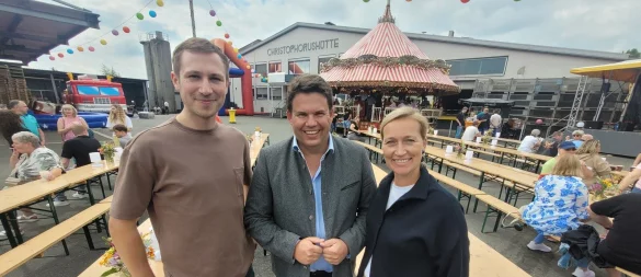 Zeit für ein Dankeschön: Das Unternehmerpaar Christian Pahls (Mitte) und Ursula Pahls richtete den Mitarbeitern, die sich für den Neustart der Gießerei sehr ins Zeug legen, ein Betriebsfest aus. Betriebsleiter Felix Schöne, der vor Ort die Geschäfte führt, ist ebenso wie die Belegschaft erleichtert über die Rettung des Betriebes. - © Ludger Osterkamp