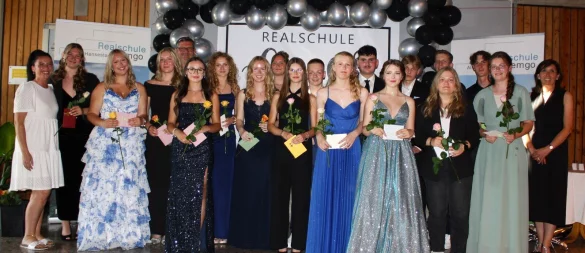 Die Bestprüflinge und sozial besonders engagierte Schüler erhielten Buchpreise. - © Realschule Lemgo