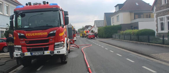 Die Lagesche Straße wurde wegen eines Brandes komplett gesperrt. Die Feuerwehr war dort mehrere Stunden im Einsatz. - © Feuerwehr Bad Salzuflen/Lea Spellmeier