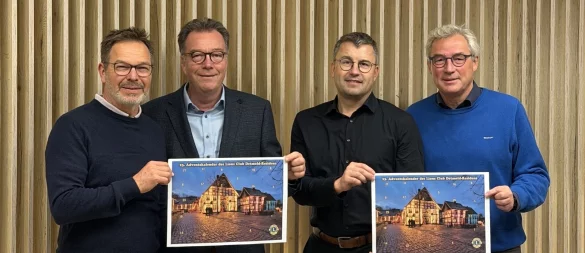 Das Foto zeigt (von rechts nach links) Michael Vösgen (Organisator des Kalenders), Eugen Unruh (Aktueller Präsident des Lions Clubs Detmold-Residenz), Hanno Baumann (Presse-Beauftragter des Clubs), Oliver Müller (Vorstandsvorsitzender des Hilfswerkes des Lions Clubs). - © Lions Detmold-Residenz