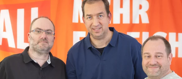 Guido Heyer (v. l.), Betriebsratsvorsitzender von Benteler in Bielefeld, Stefan Chatziparaskewas, Rechtsanwalt, und Jens Engelbrecht, Gewerkschaftssekretär, erheben Vorwürfe gegen Benteler. - © Oliver Krato