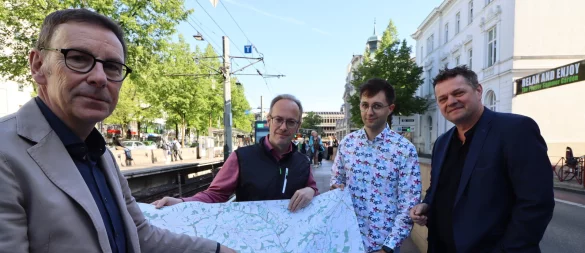 (von links) Olaf Lewald, Leiter des Amtes für Verkehr, Stefan Tritschler vom Planungsbüro, Projektleiter Patrick Voss vom Amt für Verkehr sowie Martin Adamski, Dezernent für Umwelt, Mobilität, Klimaschutz und Gesundheit.
Foto: Stadt Bielefeld - © Stadt Bielefeld