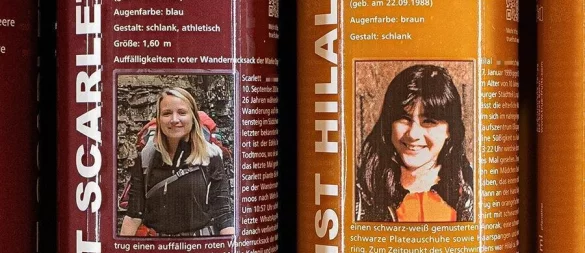 Wo ist Scarlett? True-Fruits-Flaschen mit der Vermisstenanzeige der Paderbornerin (l.) sowie der Hamburgerin Hilal E. sollen in rund 30.000 Supermärkten zu sehen sein. - © True Fruits