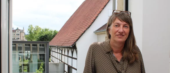 Katrin Büker, die scheidende Geschäftsführerin, ist stolz auf die zentrale Lage des Paritätischen in Detmold. - © Chiara Wibbeke