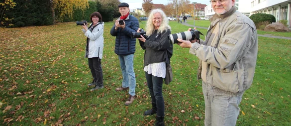 Der Fotoapparat ist ihr Handwerkszeug (von links): Renate Mahnert, Bernd Lindau, Heike Reineke und Bruno Bolli von der Foto-AG des BUND Lemgo mit der Kamera im Anschlag. - © Jens Rademacher
