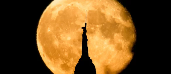 Der Supermond erscheint hinter dem Hermannsdenkmal - aufgenommen von Jan Schalski am 14. Juni 2022. - © Jan Schalski