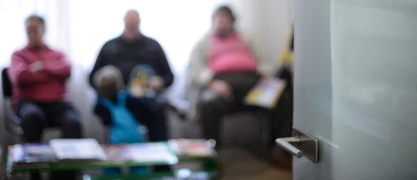 In den allermeisten Arztpraxen sind die Wartezimmer voll. Das Patientenaufkommen steigt infolge des demografischen Wandels stetig an. - © picture alliance / Sina Schuldt/dpa