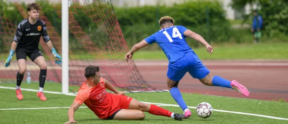 Lennard Schröder vom Post TSV Detmold geht im Strafraum zwar riskant, aber sauber gegen seinen Beckumer Gegenspieler Lucien Sakpo in den Ball und klärt. - © Egon Penner