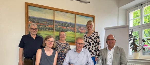 Die Vorstandsmitglieder Roland Kruggel, Eva-Maria Görtz, Petra Pauly, Henrieke Reese und Marcus Püster (von links) unterschreiben mit Sitzungsleiter Dr. Eberhard Niggemann das Gründungsprotokoll - © GSG