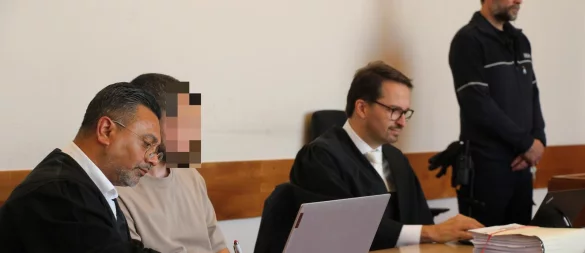 Verteidiger Remzi Yalcin (links) aus Detmold und sein Kollege Dr. Dario Arconada Valbuena (rechts) aus Hannover sitzen zum Prozessauftakt Ende September zwischen dem angeklagten Umzugsunternehmer (35) aus Lippe. - © Janet König