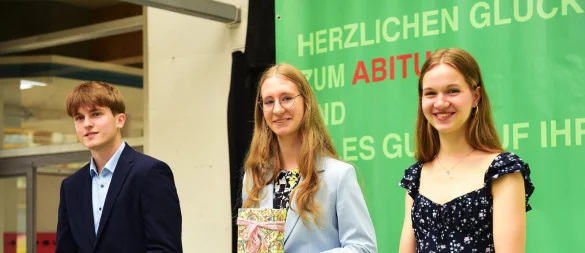 Die drei besten Schüler des Jahrgangs Malte Kuhlemann (von links), Anna Katharina Bartram und Marie Winter mit jeweils einer Abiturnote von 1,0. - © Nicole Ellerbrake