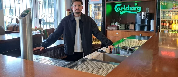 Dzenan Gruda hilft in der Gütersloher Soccerhalle "All in", wo er kann. Auch im Gastronomiebereich packt der 26-Jährige mit an. - © Matthias Reiprich