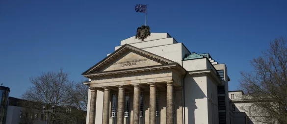 Der "Teenclub" des Landestheaters zeigt das Stück „Die Nacht so groß wie wir“ nach einem Jugendroman von Sarah Jäger im Jungen Theater an der Detmolder Bahnhofstraße. - © Landestheater