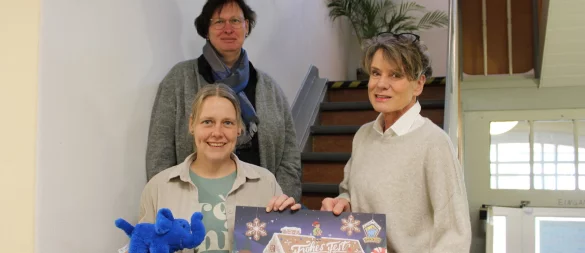 Anna Lena Beermann (von links), Monika Frodermann und Kerstin Westerfeld hoffen, dass der Adventskalender ähnlich gut wie im vergangenen Jahr verkauft wird. - © Lorraine Brinkmann