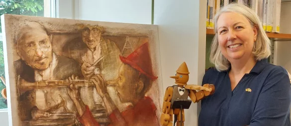 Elke Neuhaus von der Deutsch-Italienischen Gesellschaft Lippe-Detmold präsentiert Exponate der Ausstellung „Zu den Klängen von Pinocchio“. - © DIG Lippe-Detmold