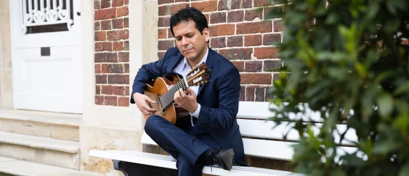 Gitarrenvirtuose Juan Carlos Arancibia Navarro spielt mit seiner Gitarre. - © Smerrob (Yannick Schulte)