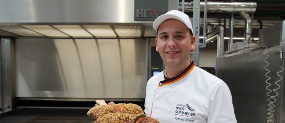 Yannick Dittmar hat das Brot "Meisterwurzel" für die Deutsche Meisterschaft der Bäckermeister kreiert. Das gibt es bald auch bei Karlchen's Backstube. - © Susanne Blersch