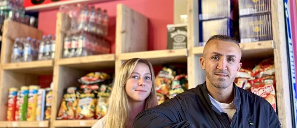 Erdal Kolcu und Mitarbeiterin Vanessa Reschka mit dem zukünftigen Logo des "Süster Kiosk", wie es bereits als Schriftzug im Laden existiert. - © Stefan Becker