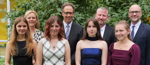 Abitur mit Traumnoten. Mit Leonie Zinke (von links, 1,2), Jahrgangsstufenbegleiterin Stefanie Zilliken, Tabea Hohn (1,0), Oberstufenkoordinator Olaf Göke, Liv Rasberger (1,2), Jahrgangsstufenbegleiter Jens Bakker, Lisa Marie Peters (1,0) und Schulleiter Markus Herrmuth. - © Thomas Krügler