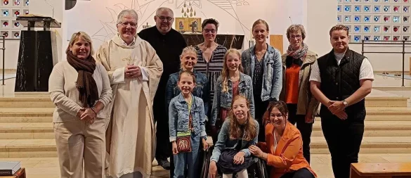 Ein emotionaler Moment. Im Gottesdienst der Kirchengemeinde St. Peter und Paul wurden die gesammelten Spenden übergeben. - © Kirchengemeinde St. Peter und Paul
