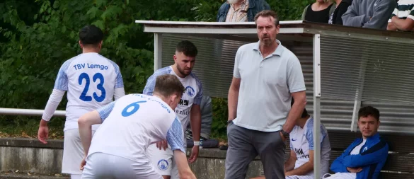 Lemgos Fußballchef Mathias Hildebrand coachte die TBV-Reserve zum 5:0-Sieg. - © Jörg Hagemann
