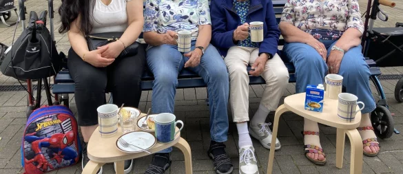 Haifa Ibrahim (von links), Brigitte Grosche, Karin Podworny und Usel Greschok plaudern an diesem Dienstag zusammen im Café Miteinander. - © Cordula Gröne