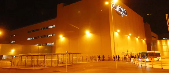 Schichtwechsel bei Amazon. Obwohl viele Mitarbeiter per Bus kommen, nimmt vor Schichtbeginn der Autoverkehr in Belle zu. Die orangefarbene Beleuchtung des Geländes stört einige Anwohner. - © Archivfoto: Jost Wolf