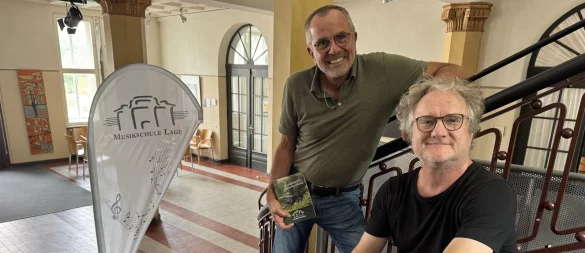 Markus Krüger und Klaus Landrock (von rechts) engagieren sich im Vorstand des Fördervereins der Musikschule und lieben die Konzerte im Foyer des Technikums. - © Sandra Castrup