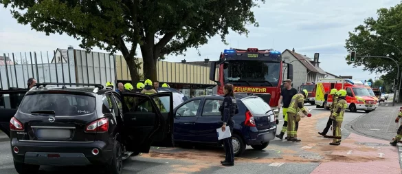 Die Feuerwehr unterstützte die Rettungskräfte bei einem Verkehrsunfall. - © Feuerwehr Detmold