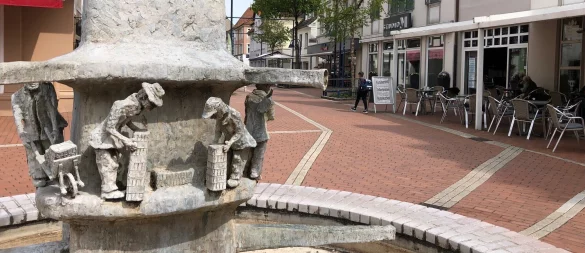 Der Marktplatz mit dem Zieglerbrunnen (im Vordergrund) und die Bergstraße (im Hintergrund) sollen ab 2026 neu gestaltet werden. - © Thomas Reineke