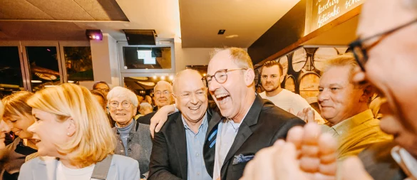 Wahlsieger in Paderborn: Stefan-Oliver Strate lässt sich von seinen CDU-Kollegen feiern. - © BESIM MAZHIQI
